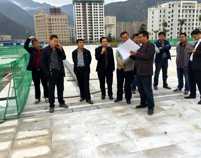 住房和城鄉(xiāng)建設局領(lǐng)導檢查指導階州廣場項目建設