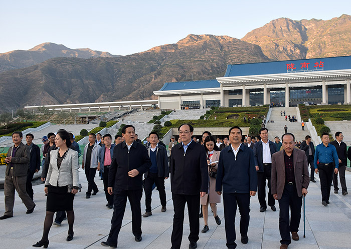 全國、省市政協(xié)委員體驗(yàn)蘭渝鐵路、視察階州廣場