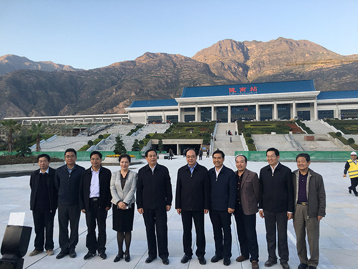 全國、省市政協(xié)委員體驗(yàn)蘭渝鐵路、視察階州廣場