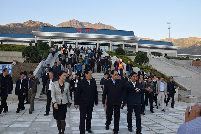 全國、省市政協(xié)委員體驗(yàn)蘭渝鐵路、視察階州廣場