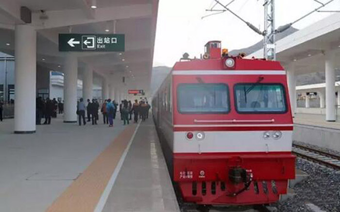 全國、省市政協(xié)委員體驗(yàn)蘭渝鐵路、視察階州廣場