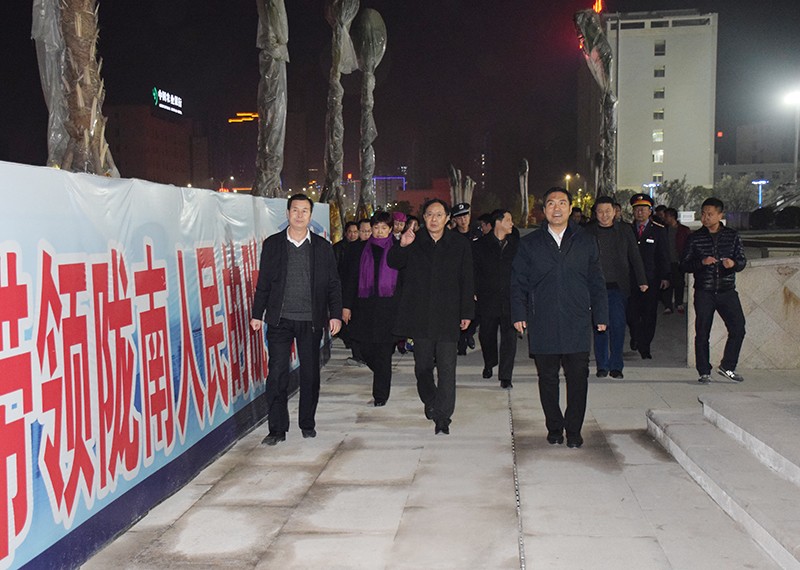 省委副書記歐陽堅(jiān)一行視察隴南站階州廣場(chǎng)