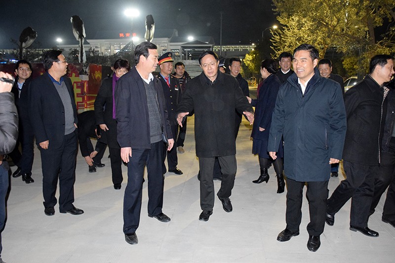 省委副書記歐陽堅(jiān)一行視察隴南站階州廣場(chǎng)