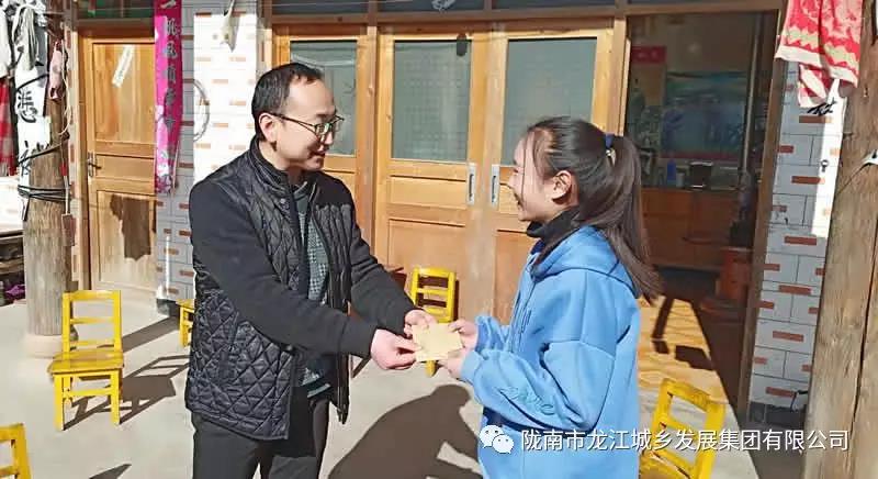 堅(jiān)持精準(zhǔn)幫扶，合力脫貧攻堅(jiān)——市龍江城鄉(xiāng)發(fā)展集團(tuán)、隴南太平洋財(cái)險(xiǎn)公司聯(lián)合開展幫扶文縣橋頭鎮(zhèn)安子坡村2019年春節(jié)慰問活動(dòng)