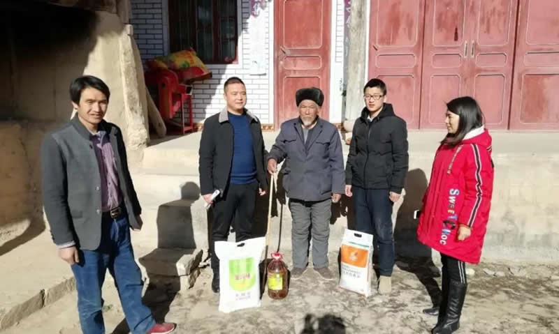 堅(jiān)持精準(zhǔn)幫扶，合力脫貧攻堅(jiān)——市龍江城鄉(xiāng)發(fā)展集團(tuán)、隴南太平洋財(cái)險(xiǎn)公司聯(lián)合開展幫扶文縣橋頭鎮(zhèn)安子坡村2019年春節(jié)慰問活動(dòng)