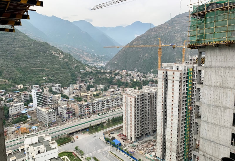 匠心傾注、喜封金頂——龍江?雙子座商住小區(qū)主體順利封頂