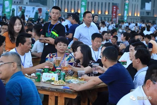 好嗨喲！隴南第一屆青島啤酒節(jié)開(kāi)幕啦，為期8天