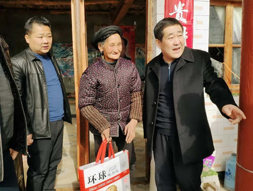 市龍江集團在文縣橋頭鎮(zhèn)安子坡村開展“解難題、辦實事、送溫暖”活動