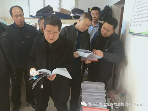 市龍江集團在文縣橋頭鎮(zhèn)安子坡村開展“解難題、辦實事、送溫暖”活動